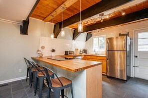 Four Ă micro-ondes, un four, surface de cuisson, lave-vaisselle