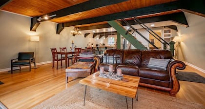 3-bed, charming modernized cottage tucked into wooded hillside in Deep Creek, MD