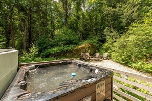 Outdoor spa tub - 3-bed, charming modernized cottage tucked into wooded hillside in Deep Creek, MD (Oakland)