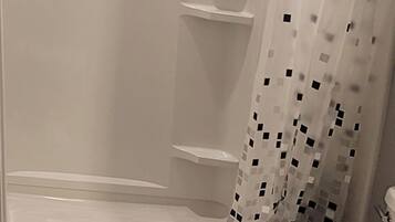 Dutxa, assecador de cabells, tovalloles i sabó