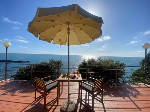 TUSCAN SEAFRONT APARTMENT WITH PRIVATE ACCESS TO THE SEA