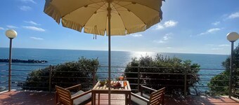 TUSCAN SEAFRONT APARTMENT WITH PRIVATE ACCESS TO THE SEA