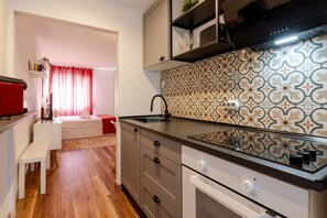 Fridge, microwave, oven, coffee/tea maker