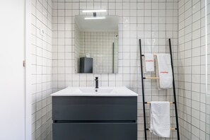 Een douche, een haardroger, handdoeken