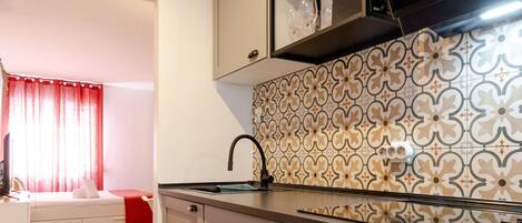 Fridge, microwave, oven, coffee/tea maker