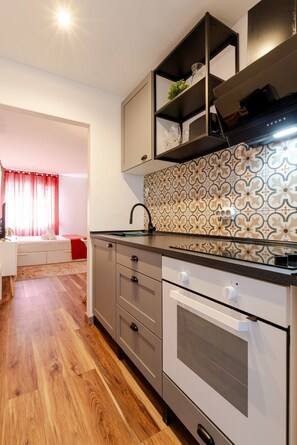 Fridge, microwave, oven, coffee/tea maker - Gaia Arrabida - Fantastic studio in the heart of Gaia (Vila Nova de Gaia)