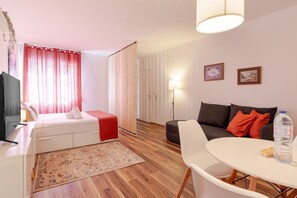 Een strijkplank/strijkijzer, gratis wifi, beddengoed