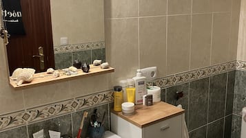 Secadora de cabello, bidet, toallas, jabón