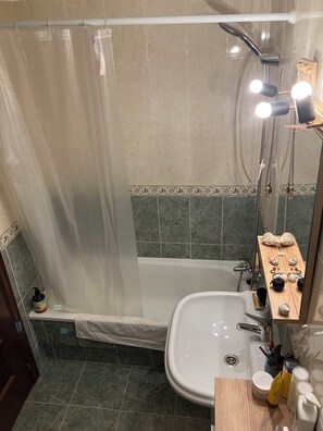 Hårtørrer, bidet, håndklæder, Sæbe