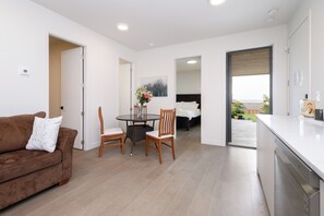 2 عدّة غرف نوم وواي فاي وملاءات أسرّة