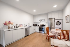 Micro-ondes, four, plaque de cuisson, lave-vaisselle