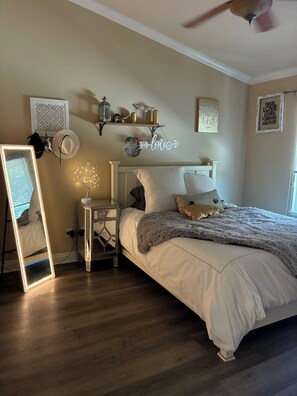 3 soverom, strykejern/-brett, wi-fi og sengetøy