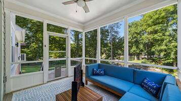 Smart-TV, Kamin, Videospiele, Bücher