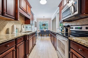 Geladeira, micro-ondas, cooktop, lava-louças