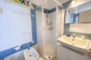 Douche, sèche-cheveux, bidet