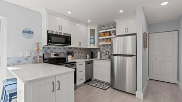 冰箱、微波炉、烤箱、炉灶