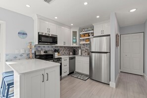 Jääkaappi, mikroaaltouuni, uuni, liesi