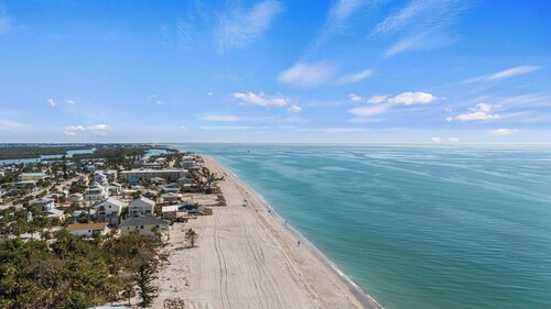 Explore Manasota Key, Walk to beach, bikes, kayaks in charming 1-bedroom cottage