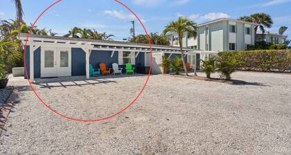 Explore Manasota Key, Walk to beach, bikes, kayaks in charming 1-bedroom cottage