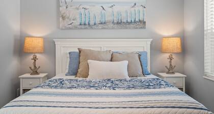 Explore Manasota Key, Walk to beach, bikes, kayaks in charming 1-bedroom cottage
