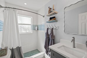 Shower, hair dryer, towels, soap - Explore Manasota Key, Walk to beach, bikes, kayaks in charming 1-bedroom cottage (Englewood)
