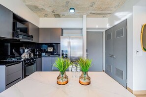 Réfrigérateur, micro-ondes, four, plaque de cuisson