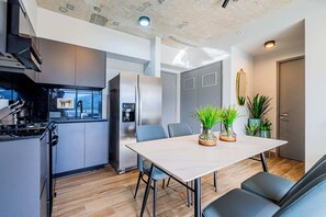 Réfrigérateur, micro-ondes, four, plaque de cuisson