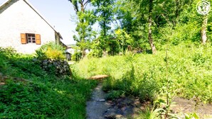 A rural pathway leading to a stone house with a small window. - CASSANOS - CHANAZ - Gîte (CHANAZ)