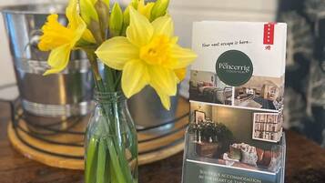Un folleto de The Pencerrig Collection, que muestra alojamiento de boutique en el corazón de Brecon Beacons.