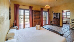 4 slaapkamers, een strijkplank/strijkijzer, reisbedje, wifi