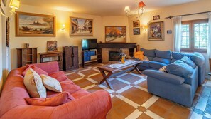 Una televisión, una chimenea