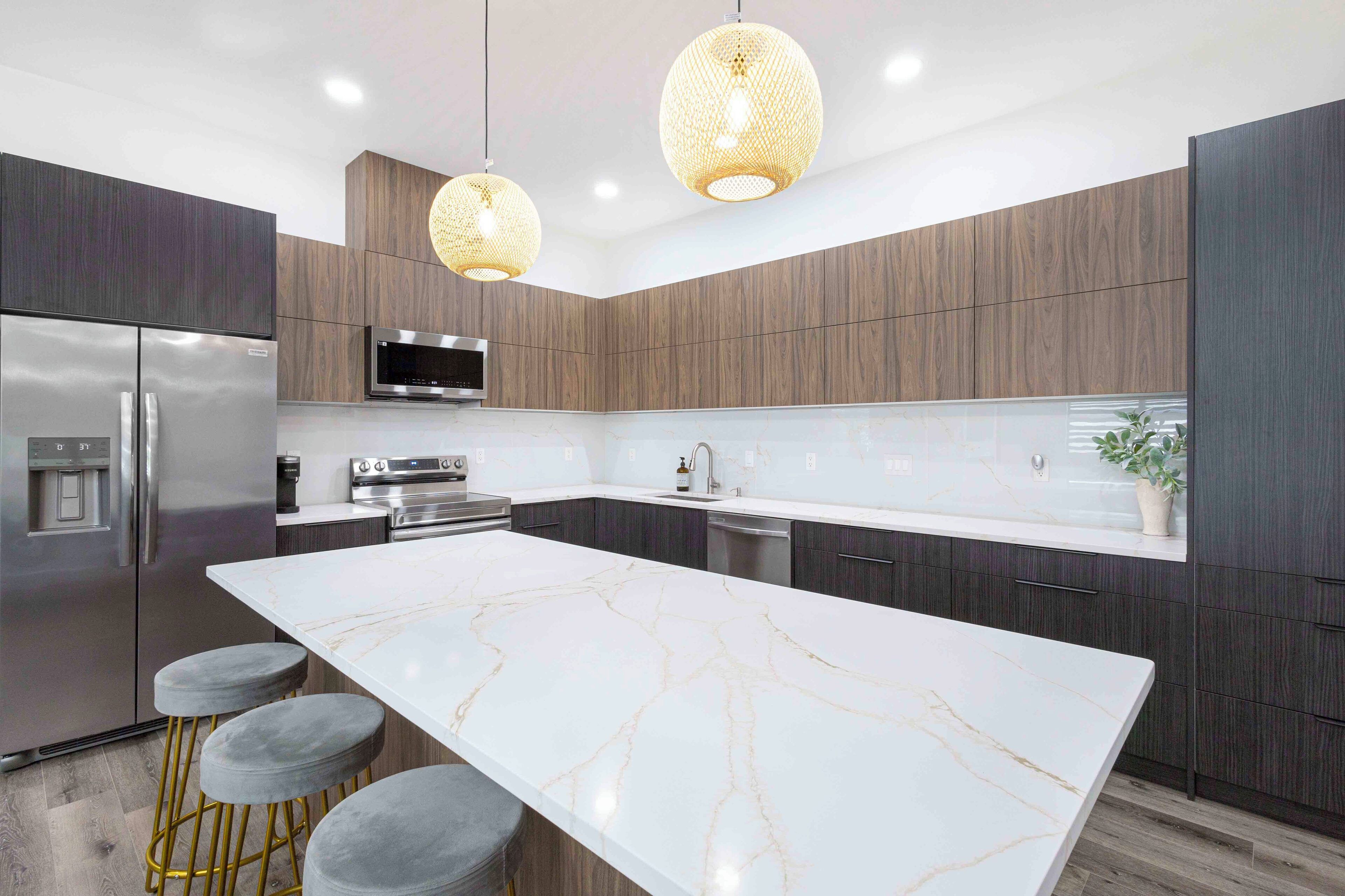 Microondas, horno, parrilla de estufa y lavavajillas 