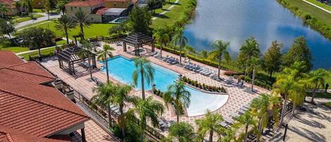 حمّام سباحة مُدفَّأ