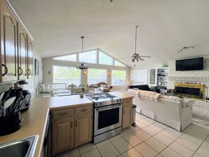 Réfrigérateur, micro-ondes, plaque de cuisson, lave-vaisselle