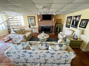 Smart TV, fireplace