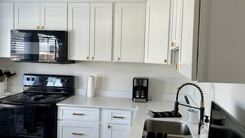 Microondas, horno, parrilla de estufa y lavavajillas