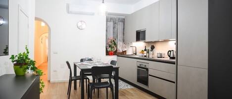 Micro-ondes, four, plaque de cuisson, lave-vaisselle