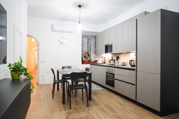 Mikrovågsugn, ugn, spishäll och diskmaskin
