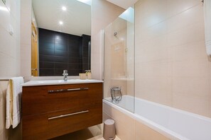 SĂšche-cheveux, serviettes fournies, papier toilette