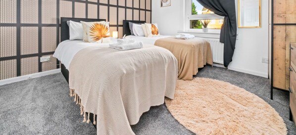 2 habitaciones, tabla de planchar con plancha y cuna de viaje