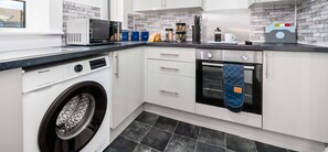 Fridge, microwave, oven, coffee/tea maker - Modern 2 bedroom apartment with parking and wifi. (Glasgow)