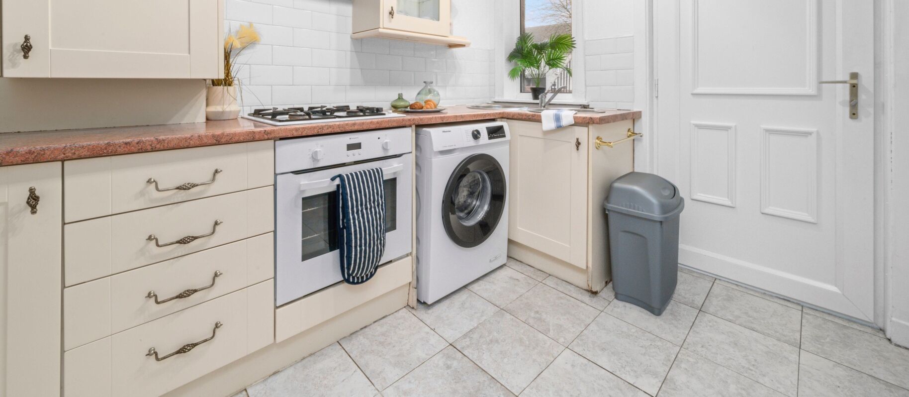 Fridge, microwave, oven, coffee/tea maker