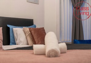 1 habitación, tabla de planchar con plancha y cuna de viaje 