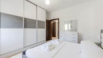 3 室のベッドルーム、アイロン / アイロン台、WiFi (無料)、ベッドシーツ