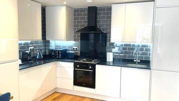 Een microgolfoven, een oven, een kookplaat, een vaatwasser