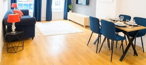 Dining - 
Elegant Windsor Flat -Short Walk to Windsor Castle, River Thames &Train Station (Windsor)