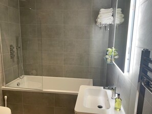Haartrockner, Handtücher, Seife, Shampoo