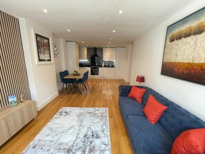 Smart TV - 
Elegant Windsor Flat -Short Walk to Windsor Castle, River Thames &Train Station (Windsor)