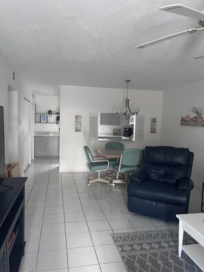 Living area - Welcome to Porch and Palms! Calm, clean and close to everything! (Englewood)