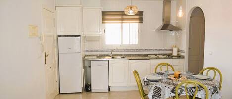 Réfrigérateur, micro-ondes, four, lave-vaisselle